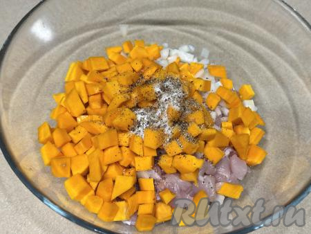 150 грамм тыквы, очищенной от кожуры и волокон с семечками, нарезать на мелкие кубики, выложить в миску с мясом курицы и луком, всыпать соль и чёрный молотый перец.&nbsp;