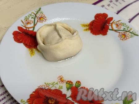 На тарелку налить немного растительного масла. Дно каждого манта смазать растительным маслом, чтобы он не приставал в дальнейшем к решётке мантоварки.