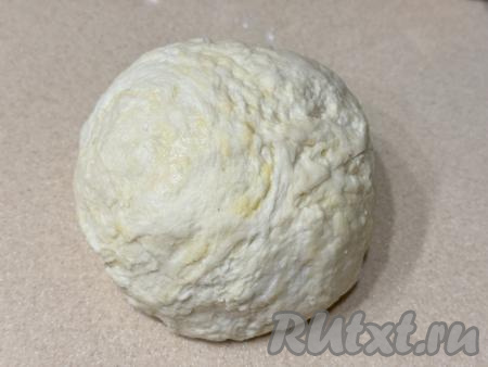 Вливая понемногу по мере необходимости оставшуюся воду и полностью вмешивая её, замесить мягкое, нежное, не липнущее к рукам тесто для мантов. Как только добились теста нужной консистенции, значит больше воду вливать не нужно. Поместить тесто в пакет и оставить на кухонном столе "отдохнуть" минут на 30.&nbsp;&nbsp;