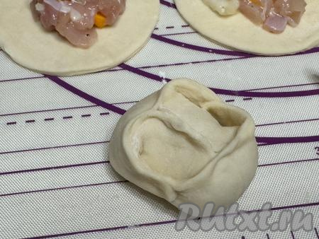 А затем завернула скреплённые края, придавая форму манта.&nbsp;