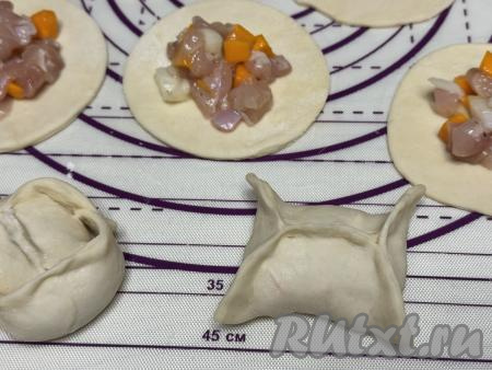 Сформировать манты любой формы. Я решила придать мантам классическую форму. Поэтому для формирования манта&nbsp;скрепила противоположные края кружка теста, как на фото.