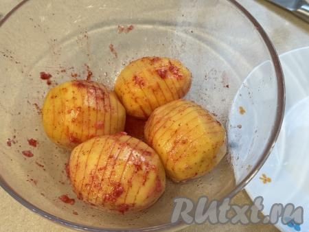 В небольшой ёмкости соединить растительное масло, соль, специи (в качестве специй я использовала паприку и чёрный молотый перец), пропущенный через пресс чеснок, тщательно перемешать. Получившейся смесью с помощью кулинарной кисти смазать картошку-гармошку со всех сторон.&nbsp;