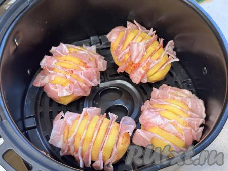 Выложить картошку-гармошку с беконом на решётку в чашу аэрогриля.&nbsp;