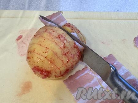 Полоски бекона нарезать на небольшие ломтики, с помощью ножа вставить бекон в разрезы картошки-гармошки.&nbsp;