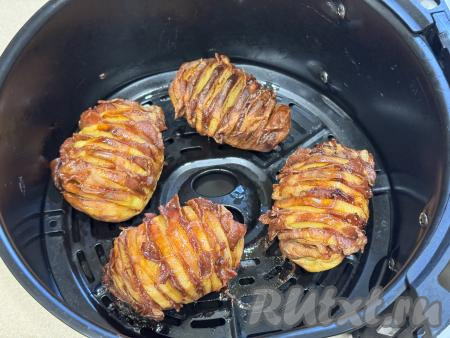 Поставить чашу с картофелем в аэрогриль. Выставить режим 170 градусов на 25 минут, через 15 минут с момента начала запекания картошку-гармошку с беконом нужно будет перевернуть и продолжать запекать оставшиеся 10 минут. Затем убавить температуру до 140 градусов и готовить ещё минут 15 (до готовности картофеля). Для того чтобы проверить готовность, нужно проколоть картошку зубочисткой, если зубочистка входит легко, значит картошина готова. Время запекания зависит от сорта картофеля и мощности вашего аэрогриля (мощность моего аэрогриля 1350 Ватт).&nbsp;