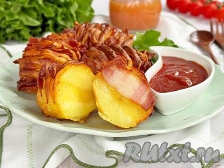 Готовую вкусную, аппетитную картошку-гармошка с беконом переложить из чаши аэрогриля на тарелку и, дополнив любимым соусом,&nbsp;в горячем виде подать к столу.