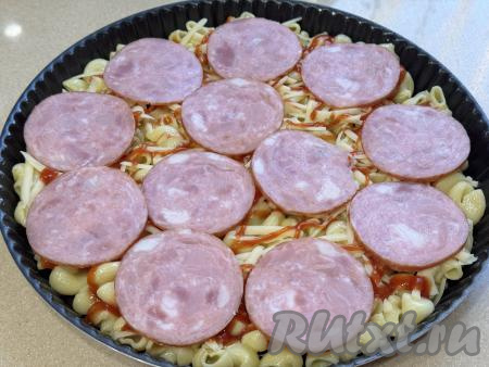 Сверху выложить колбасу, нарезанную на достаточно тонкие кружочки.&nbsp;