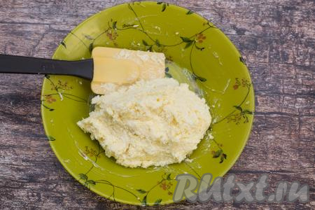 Добавить 2 столовых ложки майонеза, перемешать яично-сырную массу, подсолить по вкусу. Яично-сырная смесь должна получиться однородной, достаточно густой, она должна хорошо держать форму, если сжать её в руке. Но и слишком суховатой масса быть не должна. Если необходимо, добавьте ещё 0,5 столовой ложки майонеза.&nbsp;