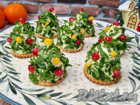 Осталось украсить сырную закуску на крекерах. Для украшения я использовала зёрна граната и зёрна консервированной кукурузы, но можно взять и ягоды клюквы, красной смородины. Можно выбрать и что-то одно, например, только кукурузу или гранат.&nbsp;На каждую ёлочку разместить по несколько зёрен граната и кукурузы. Мне очень нравится сочетание сырной закуски и граната.&nbsp;Я купила розовый гранат, он достаточно сладкий, поэтому вкус зёрен граната очень обогатили вкус ёлочки из сыра.