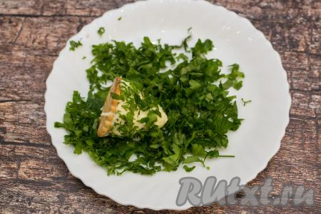 Обвалять в зелени со всех сторон ёлочку на крекере.