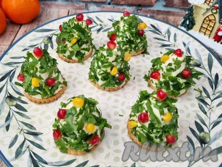 Праздничной сырной закуске дать настояться 1-1,5 часа в холодильнике, чтобы основа из крекеров стала более мягкой и можно подавать аппетитные, вкусные ёлочки на новогодний стол.