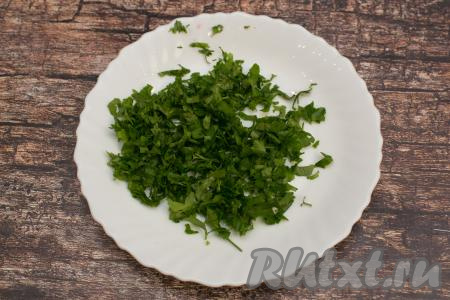 Свежую зелень промыть водой, обсушить. В качестве зелени я взяла петрушку, но можно взять и укроп, зелёный лук (можно использовать одновременно и несколько видов зелени). Нарезать зелень не очень мелко.