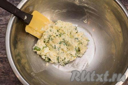 Выложить в миску майонез, перемешать сырно-яичную массу до однородности, подсолить по вкусу. Масса должна получиться достаточно плотной, но не сухой, чтобы крекеры хорошо пропитались.