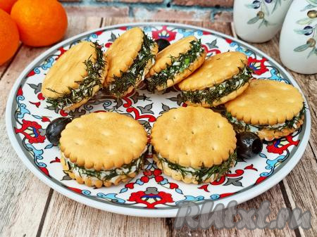 Закуска на крекерах на праздничный стол