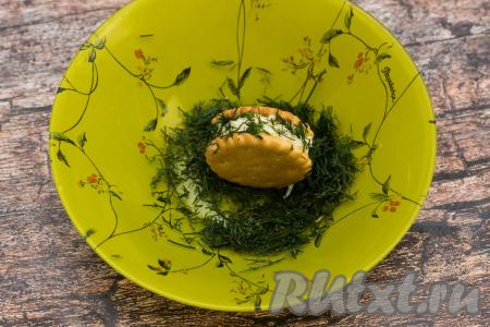 Каждую закуску из крекеров обвалять с боков в мелко нарезанной зелени (я обваляла в укропе).