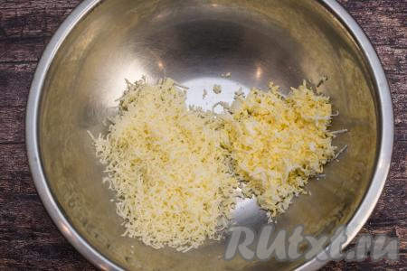 В миску с яйцами натереть на мелкой тёрке твёрдый (или полутвёрдый) сыр.