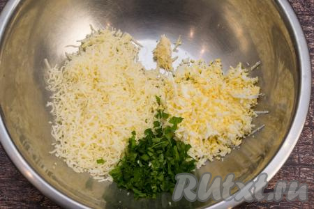 Зелень вымыть, обсушить, мелко нарезать. Добавить 3 столовых ложки нарезанной зелени в миску. Для этой закуски можно взять только укроп, я решила использовать и укроп, и петрушку. Мелко нарезанную петрушку я добавила в миску с сыром, яйцами и чесноком, а нарезанный укроп использовала для украшения бутербродов на крекерах.