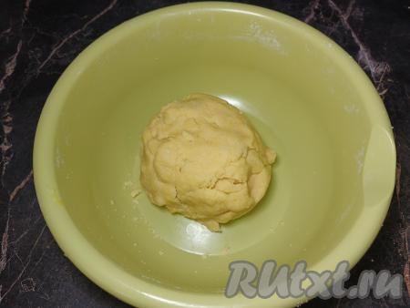 А затем продолжить замешивать песочное тесто руками, собирая его в ком. Тесто должно получиться однородным, мягким. Долго месить тесто не нужно, достаточно, чтобы оно собралось в один комок. Если тесто будет плохо собираться в ком, тогда добавьте совсем немного холодной воды, вмешивая её и собирая тесто в ком.