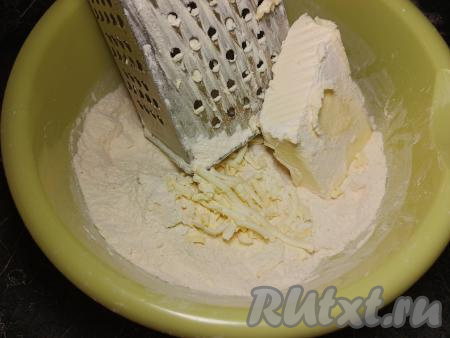 Сливочное масло достать из холодильника и натереть на крупной тёрке в миску с сухими ингредиентами. Для того чтобы масло меньше прилипало к тёрке в процессе натирания, его можно периодически обмакивать в смесь сухих ингредиентов, которая находится в миске.