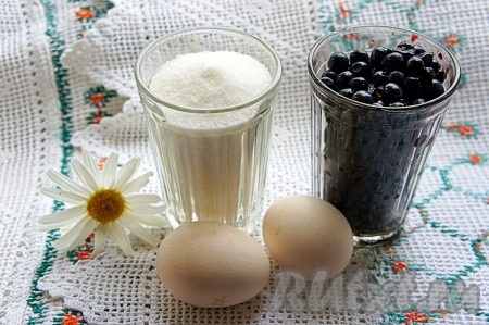 Подготовьте заранее все ингредиенты для приготовления черничного мусса. Ягоды, сахарный песок и яйца должны быть охлаждёнными (!).