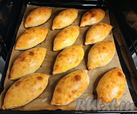 Ароматные, румяные бездрожжевые пирожки с капустой достать из духовки. Сразу испечь оставшиеся пирожки из теста, замешанного на кефире.