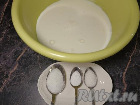 Кефир влить в глубокую миску, всыпать соль, сахар, соду, перемешать и оставить при комнатной температуре на время, пока будем заниматься начинкой.&nbsp;