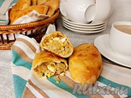 Вкусную, воздушную, нежную выпечку с капустой тёплой или полностью остывшей подать к столу. Эти пирожки готовятся из теста&nbsp;на кефире без добавления дрожжей и просто, и быстро, а получаются всегда удачными!