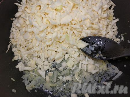 Капусту промыть водой, убирая верхние листья. Капусту нарезать на небольшие кубики. Лук очистить, мелко нарезать. В сковороде прогреть растительное масло, выложить нарезанный лук и обжарить его до прозрачности (ориентировочно в течение 4-5 минут) на среднем огне, иногда помешивая. К обжаренному луку добавить нарезанную капусту, соль и чёрный молотый перец по вкусу, перемешать. Тушить капусту под закрытой крышкой, периодически перемешивая, до мягкости капусты (примерно минут 25-35). Продолжительность тушения зависит от сорта капусты. Если капуста недостаточно выделила сок и начинает подгорать, можно добавить в сковороду несколько столовых ложек воды.