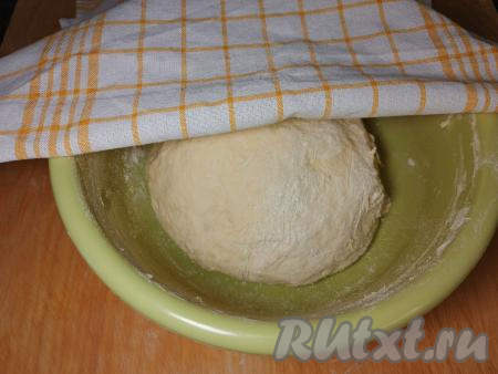 В общей сложности вымешивать тесто руками нужно не менее 5 минут. Затем бездрожжевое тесто собрать в шар, накрыть полотенцем и оставить "отдохнуть" на 15 минут.&nbsp;