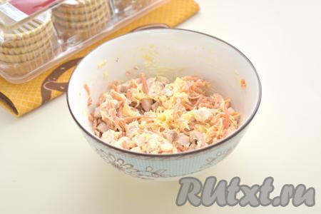 Перемешиваем содержимое миску, если нужно, подсаливаем (я соль добавлять не стала).