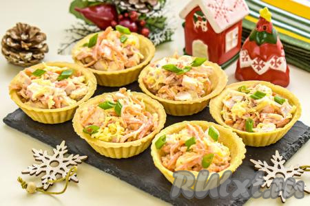 Тарталетки с копчёной курицей и корейской морковью