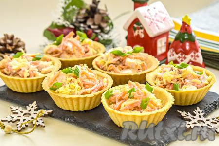 Аппетитные тарталетки, наполненные вкусным, пикантным салатом из копчёной курицы, корейской моркови и сыра, подаём к семейному ужину или к праздничному застолью.