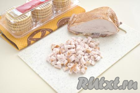 Копчёное куриное мясо (я взяла копчёное филе грудки) нарезаем на маленькие кубики.