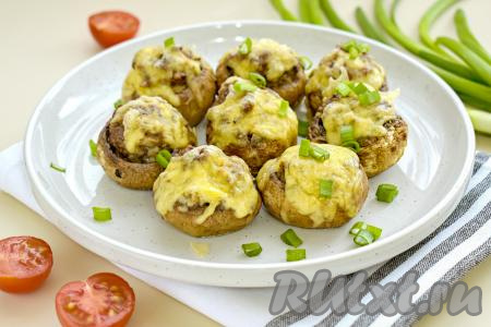 Шампиньоны, фаршированные мясным фаршем, покрытые аппетитной корочкой из сыра, достаём из аэрогриля и в горячем виде подаём к столу, посыпав, по желанию, свежей зеленью.