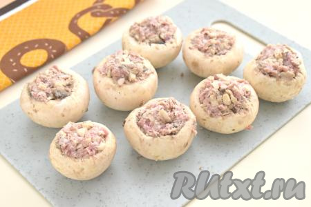 Шляпки шампиньонов наполняем получившейся начинкой из фарша.