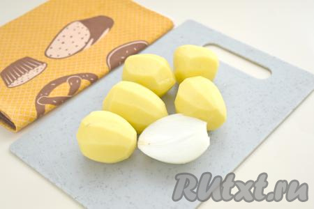 Очищаем картошку и репчатый лук. Для приготовления драников нам потребуется 350 грамм очищенного картофеля и 50 грамм очищенного лука.