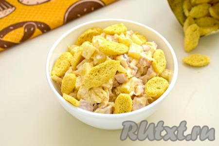 Перед подачей к столу салат, приготовленный с копчёной грудкой, ананасом и сыром, перекладываем в салатник, посыпаем сухариками. Сухарики нужно добавлять непосредственно перед подачей, чтобы они не размокли, а оставались приятно похрустывающими.