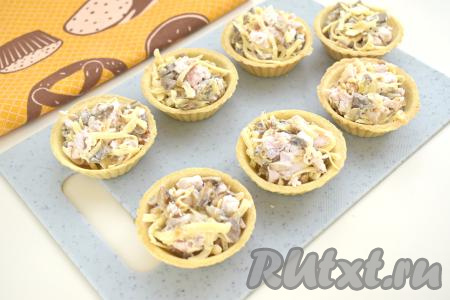 Заполняем тарталетки начинкой (у меня получились 7 тарталеток с начинкой). Количество тарталеток, которое вы заполните салатом, во многом зависит от размера тарталеток, которые вы используете.