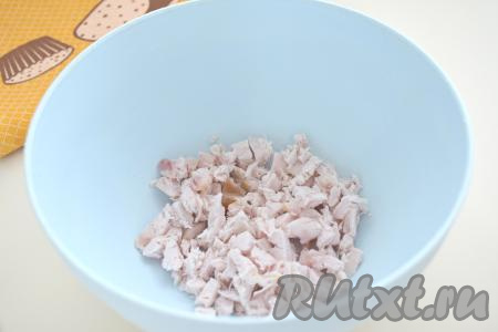 Для этого блюда можно взять копчёное мясо с любых частей курицы (я использовала копчёное филе куриной грудки). Копчёное мясо курицы нарезаем на небольшие кубики, перекладываем в миску.