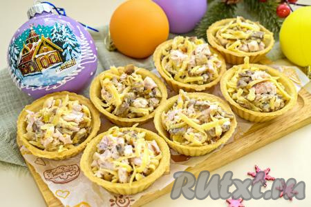 Аппетитные тарталетки с насыщенной начинкой из копчёной курицы, жареных грибов и сыра подаём к столу. Эта вкусная начинка отлично разнообразит праздничное меню!