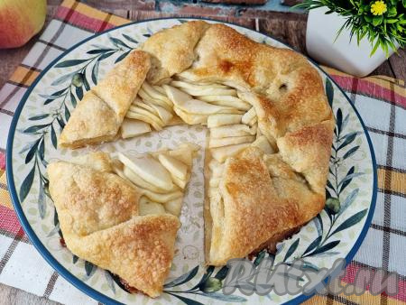 Готовую галету вынуть из духовки, дождаться, когда она достаточно остынет, и нарезать на кусочки. Слоёное тесто идеально сочетается с запечёнными яблоками, в результате получается очень вкусный и сытный открытый пирог, который станет приятным дополнением и к чаю, и к кофе.