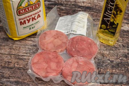 Медальоны желтопёрого тунца я купила в супермаркете в замороженном виде. Для того чтобы пожарить на сковороде рыбные медальные потребуется минимальный набор продуктов: мука, соль, специи и масло.