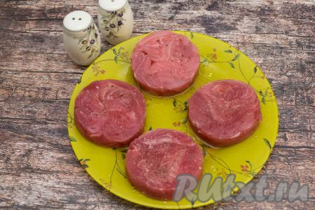 Практически полностью размороженные медальоны посолить и поперчить с двух сторон.