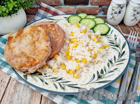 Аппетитные медальоны из тунца подать в горячем виде с любым гарниром (я подала с рисом).