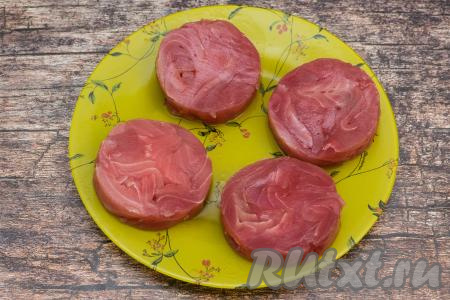 Медальоны достать из вакуумной упаковки, выложить на тарелку, дать немного разморозиться. Медальоны - это спрессованное филе рыбы, поэтому желательно его долго не размораживать, чтобы медальоны не стали разделяться на отдельные филе. Я размораживаю примерно 30 минут в тёплом месте на плоской тарелке, в процессе размораживания я один раз медальоны переворачиваю на другую сторону.