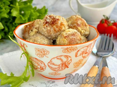 Вкусные, нежные фрикадельки вместе с соусом из сливок разложить по тарелкам и, дополнив любимым гарниром, в горячем виде подать к столу.