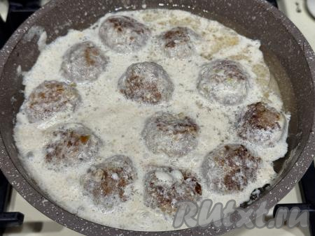 Довести сливки до кипения, сразу убавить огонь до минимума, накрыть сковороду крышкой, томить фрикадельки минут 10-15. В процессе тушения фрикадельки нужно будет раза 3 перевернуть со стороны на сторону, чтобы они равномерно протомились со всех сторон.