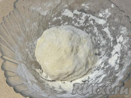 Понемногу подливая воду и хорошо вмешивая её, замесить нежное, пластичное тесто, которое не будет липнуть к рукам. Как только получили тесто нужной консистенции, значит больше воду добавлять не нужно. Накрыть тесто плёнкой (или полотенцем) и оставить на кухонном столе "отдохнуть" минут на 20-30.