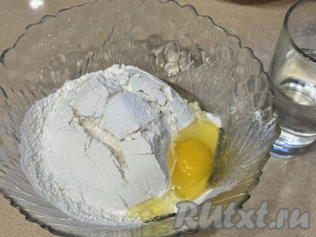 Прежде всего замесим тесто для ханума, для этого в миске нужно соединить муку и соль, добавить сырое яйцо.