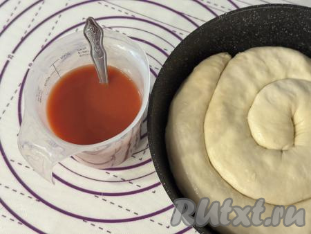 Для получения соуса нужно соединить воду,&nbsp;растительное масло и томатную пасту, добавить соль по вкусу. Хорошо перемешать и томатный соус для ханума готов.